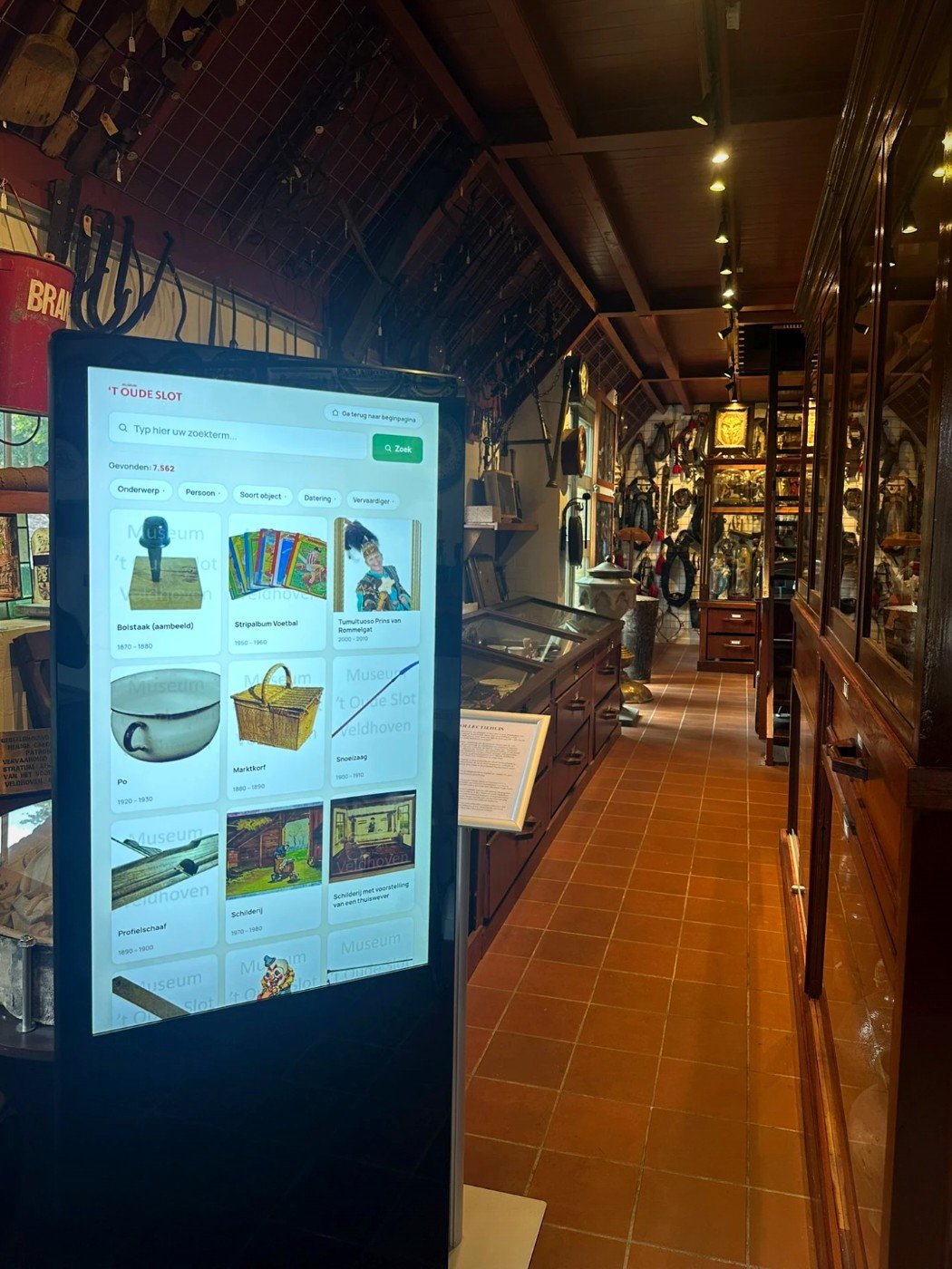 De collectiezuil in Museum Het Oude Slot, met de doorzoekbare collectie op het scherm