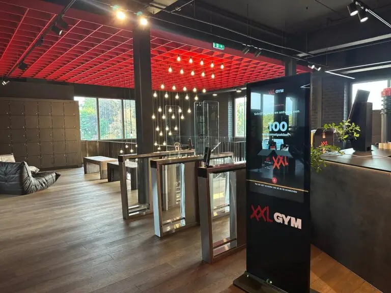 Aanmeldzuil van Akari Displays bij de entree van XXL Gym in Helmond
