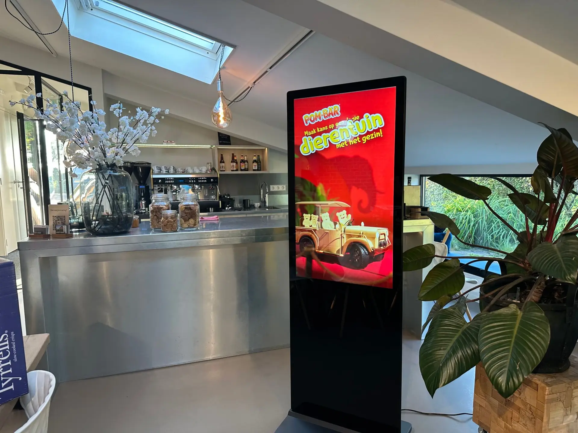 Akari Display 43 bij Intersnack met de Pom-Bär-actie op het scherm
