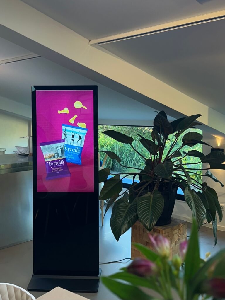Akari Display 43 van Intersnack met een Tyrrells-slide op de presentatielocatie